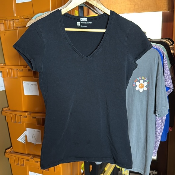 Gap Factory Black SHORT-SLEEVE STRETCH-TO-FIT VEE TEE Size Medium - Picture 2 of 5
